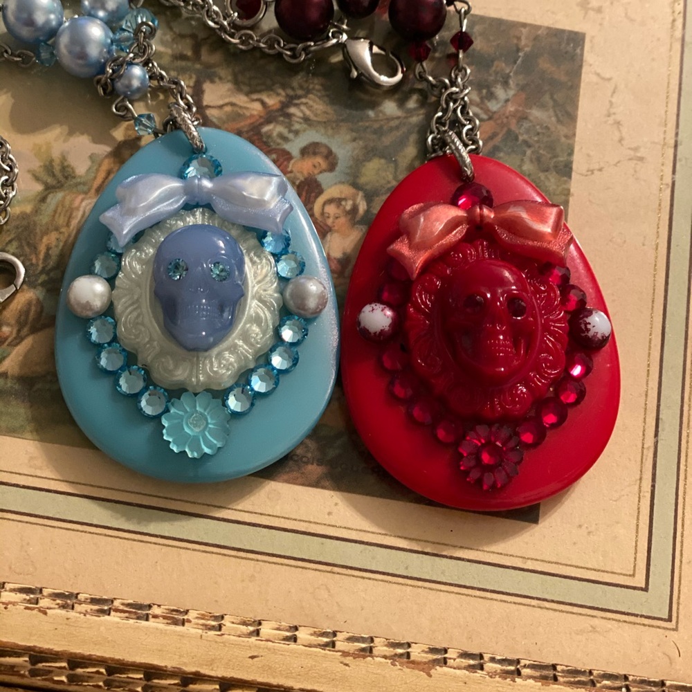 2 Tarina Tarantino skull necklaces red & blue